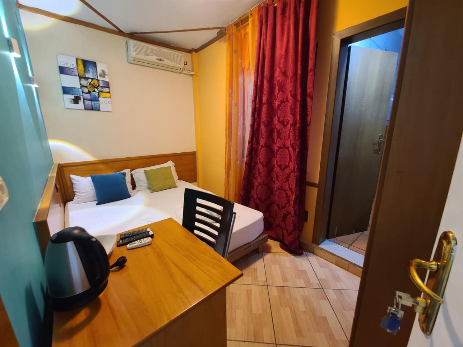 Quick Stop Hotel Tirana Kültér fotó